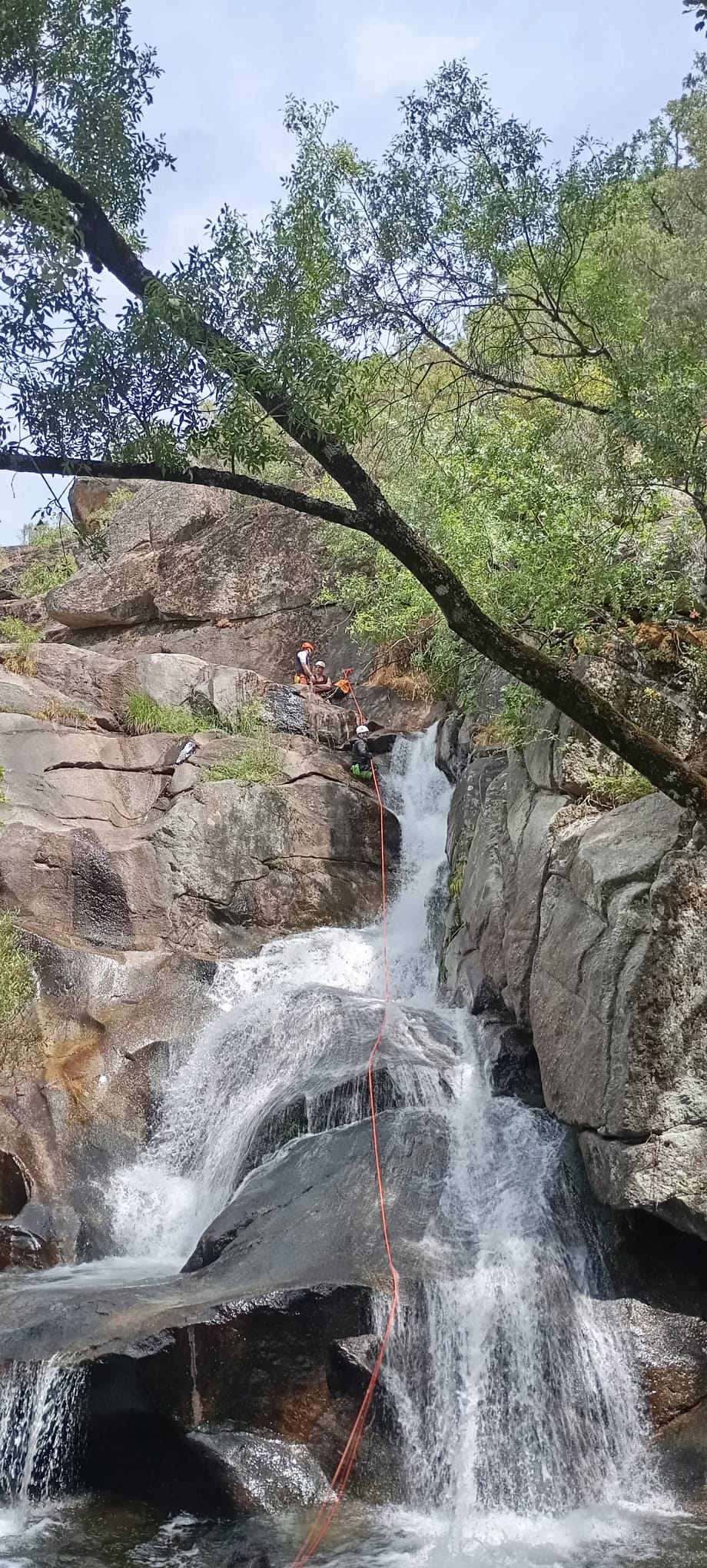 Rappel en cascada con cuerda naranja